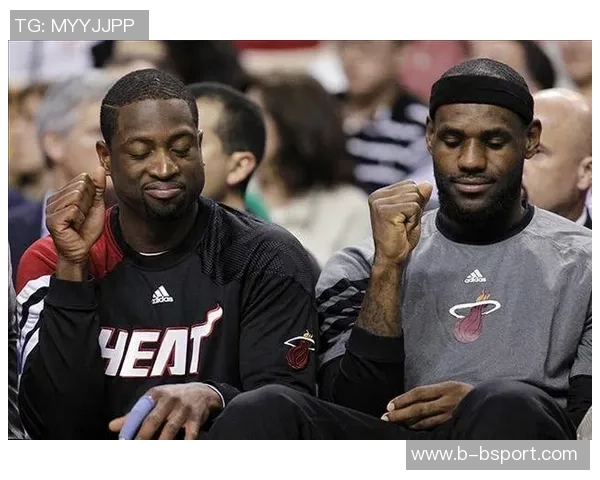 詹姆斯与儿子布朗尼打高尔夫分享珍贵亲子时光感悟人生乐趣